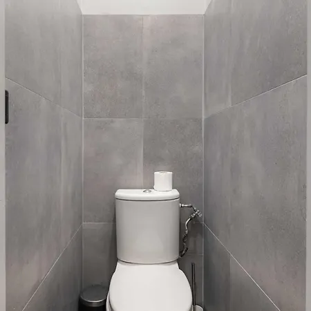 Spacious And Elegant 2br Airconditioned Trocadero