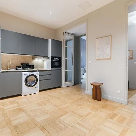 Spacious And Elegant 2br Airconditioned Trocadero