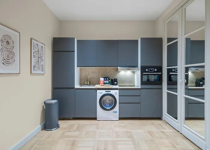 Spacious And Elegant 2br Airconditioned Trocadero *