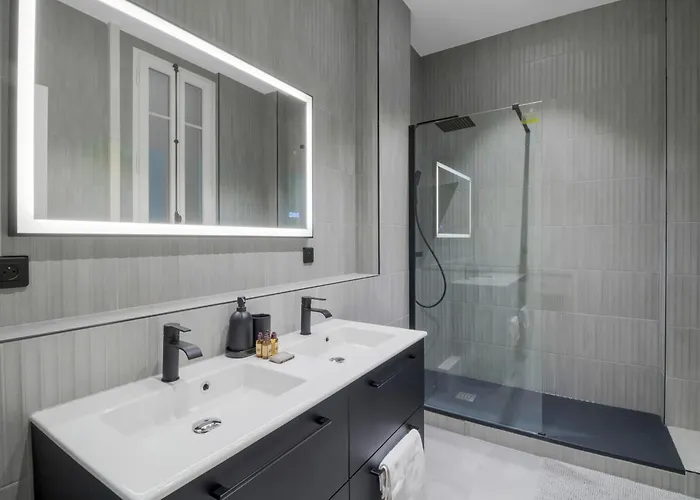 Spacious And Elegant 2br Airconditioned Trocadero